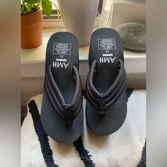 Sandals - Picture 2 of 4